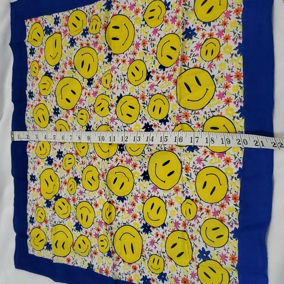 ❤️ 5for$10 Happy Face Bandana - Picture 5 of 5